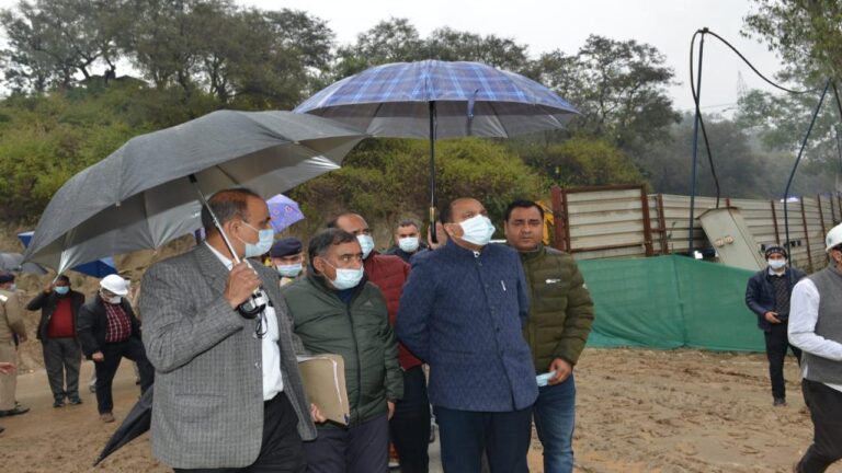 सीएम ने आयुर्विज्ञान महाविद्यालय हमीरपुर का निर्माण कार्य निर्धारित अवधि में पूर्ण करने के दिए निर्देश