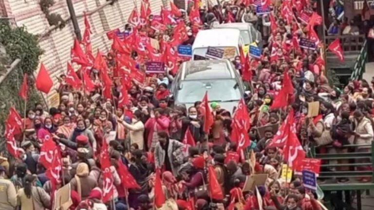 आंगनवाड़ी कार्यकर्ताओं का फूटा गुस्सा, विधानसभा का किया घेराव