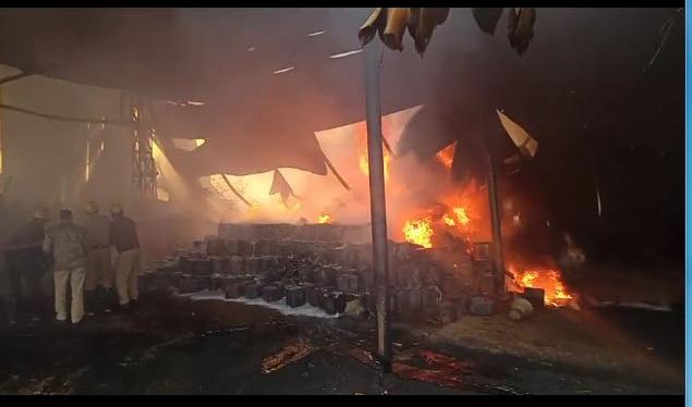 सराहां: बिरोजा फैक्टरी में भीषण आगजनीकरोड़ों की मशीनरी समेत लाखों का बिरोजा व कच्चा माल स्वाहा