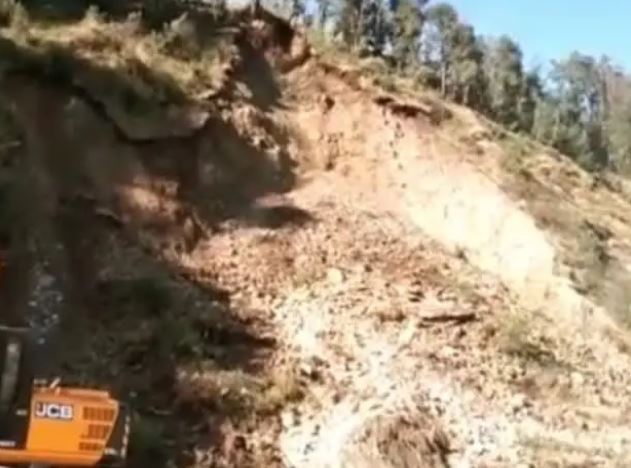 सोलन: एनएच-5 पर मनसार में लैंडस्लाइड, एक व्यक्ति गंभीर रूप से घायल