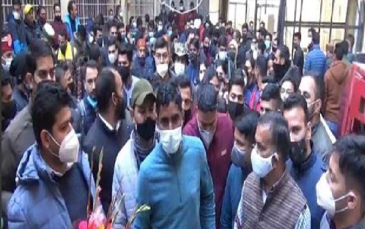 हिमाचल में गरमाने लगा वेतन विसंगतियों का मुद्दा: राइडर हटाने की मांग को लेकर सचिवालय पहुंचे कर्मचारी