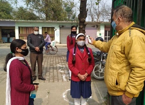हिमाचल के स्कूलों में लौटी रौनक:थर्मल स्कैनिंग और हाथ सैनिटाइज करने के बाद बच्चों को दिया गया प्रवेश