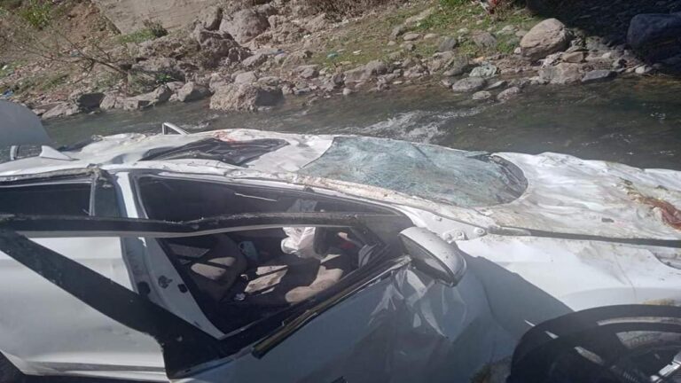 सोलन: गंभरपुल से नदी में गिरी कार, दो की मौके पर हुई दर्दनाक मौत