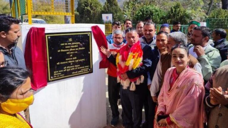 मिसाल: पूर्व प्रधान देश राज चौहान ने अपने खर्चे पर चारदीवारी व पक्का करवाया स्कूल ग्राउंड