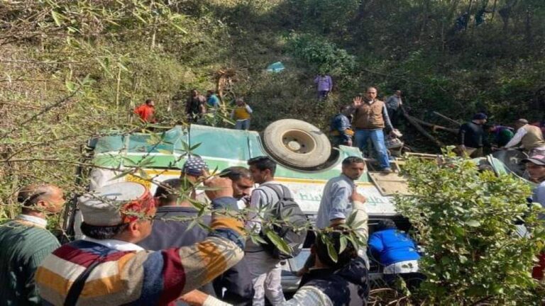 ब्रेकिंग : सरकाघाट में HRTC की बस दुर्घटनाग्रस्त