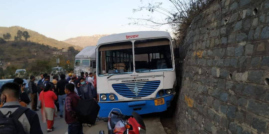 बस की खिड़की अचानक खुल जाने से बस से बाहर गिरा चालक, पहाड़ी से टकराई बस