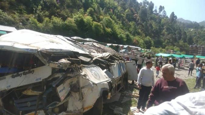 ब्रेकिंग न्यूज़: हिमाचल के साधूपुल के पास खाई में गिरी निजी बस, कई घायल