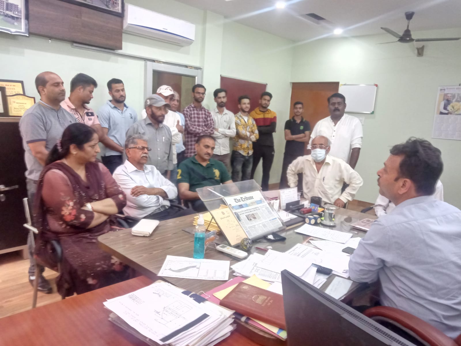 पानी के बढे शुल्क को लेकर सेक्टर चार वासियो ने हिमुडा को सौंप ज्ञापन - नहीं दे सकते इतना शुल्क पार्षद रंजीत ठाकुर के अध्यक्षता मे नागरवासियों ने बताई अपनी समस्याएं अमित ठाकुर | परवाणू परवाणू मैं हिमुडा द्वारा निर्धारित किये गए पानी के शुल्क को लेकर परवाणू सेक्टर -4 निवासियों ने हिमुडा को समस्या के निवारण हेतु ज्ञापन सौंपा । यह ज्ञापन भाजपा नेता व् वार्ड सात से पार्षद रंजीत ठाकुर की अध्यक्षता में सौंपा गया जिसमे जिला परिषद् सदस्य दर्पणा ठाकुर भी मौजूद रही । ज्ञापन मैं नगर वासियों ने पानी के बढे हुए रेट को लेकर हिमुडा के अधिशासी अभ्यंता राजेश ठाकुर को अपनी पानी से सम्बंधित समस्याओं से अवगत करवाया । भाजपा नेता व् पार्षद रंजीत ठाकुर ने बताया के हिमुडा पानी के जो रेट वसूलता है वह बहुत अधिक है यहां तक की पंचकूला जैसे विकसित शहर मैं भी पानी का इतना रेट नहीं है जितना परवाणू वासियों से हिमुडा वसूल करती है । रंजीत ठाकुर ने इस बारे स्थानीय निवासियों व् वार्ड सात के लोगों को साथ लेकट हिमुडा के अधिशासी अभ्यंता राजेश ठाकुर से समस्या को लेकर विस्तृत चर्चा की और जल्द ही निवासियों की इस समस्या के निवारण हेतु अपील की । रंजीत ठाकुर ने गर्मियों में होने वाली पानी की समस्या बारे भी अधिशासी अभ्यंता राजेश ठाकुर को अवगत करवाया । उपरोक्त कार्यक्रम मैं भाजपा नेता व् पार्षद रंजीत ठाकुर, जिला परिषद् सदस्य दर्पणा ठाकुर, पवन शर्मा, राजन रोशन, पियूष वैद, वरिष्ठ भाजपा नेता राकेश भाटिया, भाजपा नेता सुरिदर संदल, विजय शर्मा, प्रकाश वर्मा, अश्वनी डोगरा, सुनील, अमित कुमार, दिनेश कुमार, चुन्नी लाल व् अन्य नगर वासी मौजूद रहे । बॉक्स "हिमुडा के अधिशासी अभ्यंता राजेश ठाकुर ने बताया की अभी जो शुल्क हिमुडा चार्ज करता है वह 20000 लिटर तक 1 यूनिट याने 1000 लिटर का लगभग 18.44/- पैसे है व हर वर्ष नियमानुसार इसमे 10% बढ़ोतरी करने का प्रावधान है जो की अप्रेल माह मे होना है | नगरवासियों ने अपनी समस्या हमारे समक्ष रखी है जिस बारे उचाधिकारियों व सरकार से पानी के दाम को लेकर अवश्य चर्चा की जायेगी व इसमे जी भी संभव होगा व किया जायेगा |" राजेश ठाकुर - अधिशासी अभ्यंता - हिमुडा परवाणू