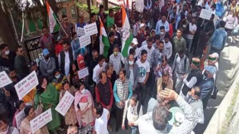 बढ़ती महंगाई के खिलाफ शिमला में सड़क पर उतरी कांग्रेस