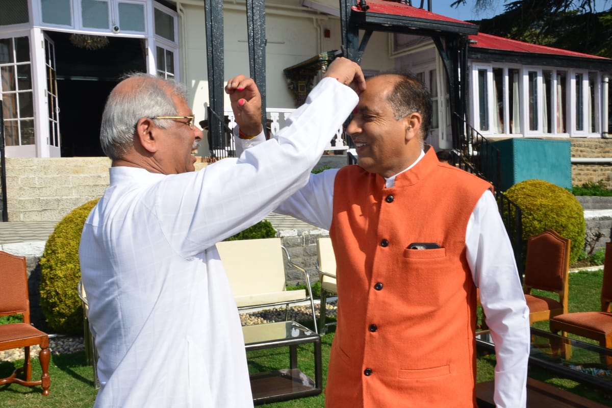 होली पर्व के पावन अवसर पर आज राजभवन में विशेष कार्यक्रम का आयोजन किया गया। मुख्यमंत्री जय राम ठाकुर ने राजभवन में राज्यपाल को बधाई दी और इस मौके पर उन्होंने हर्बल होली भी खेली। पुलिस मुख्यालय के वरिष्ठ अधिकारियों, राज्य सरकार के अधिकारियों और अन्य गणमान्य व्यक्तियों ने राज्यपाल को होली मनाते हुए बधाई दी। इससे पूर्व, राज्यपाल ने राजभवन में कर्मचारियों के साथ भी यह उत्सव मनाया।