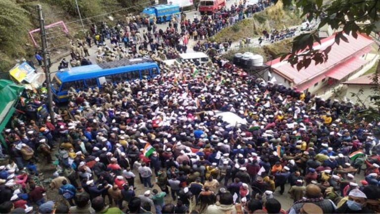 बैरिकेड्स तोड़कर विधानसभा की ओर बढ़े एनपीएस कर्मचारी, पुलिस के साथ हुई धक्‍का मुक्‍की