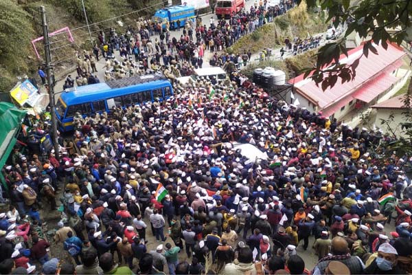 बैरिकेड्स तोड़कर विधानसभा की ओर बढ़े एनपीएस कर्मचारी, पुलिस के साथ हुई धक्‍का मुक्‍की