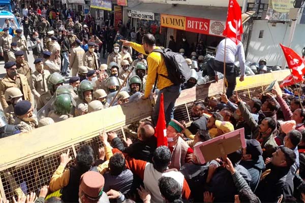 आउटसोर्स कर्मचारियों ने विधान सभा में बोला हल्ला, स्थायी नीति बनाने की सरकार से मांग