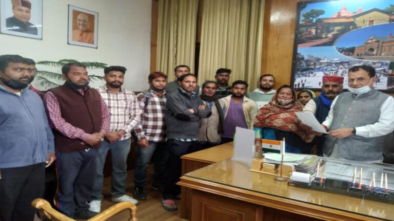 शिमला: सड़क किनारों दुकानें लगाने वालों पर दर्ज किए गए मामलों को वापस ले सरकार