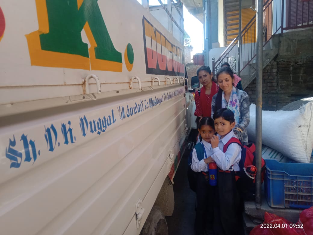 तीसा: भंजराड़ू बाजार में गाड़ियों की अनलोडिंग का समय निश्चित ना होने से स्कूली छात्रों को हो रही परेशानी