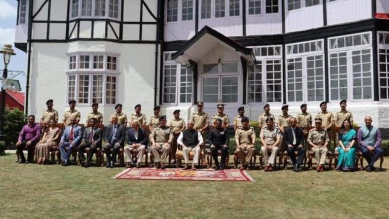 हिमाचल पुलिस ऑर्केस्ट्रा "हार्मनी ऑफ द पाइन्स" को राज्यपाल ने प्रेरणा स्त्रोत पुरस्कार से किया सम्मानित