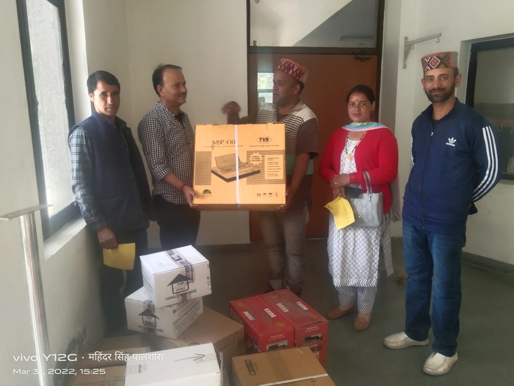 सैंज: मिल्क फेडरेशन ने दुग्ध सहकारी समितियों को बांटे कंप्यूटर उपकरण