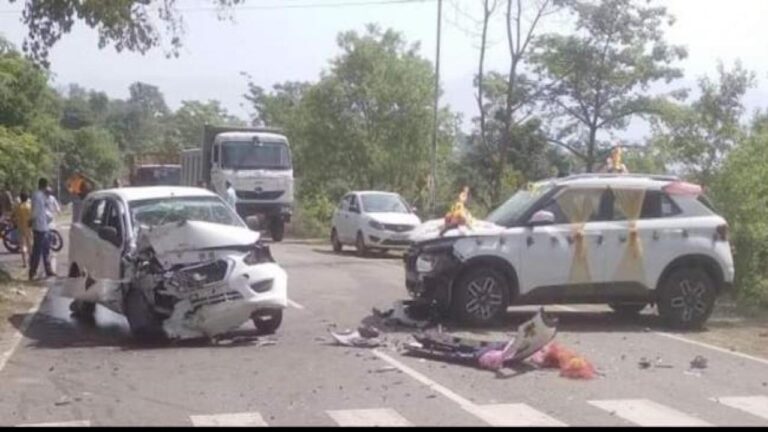 रस्म निभाने ससुराल जा रहे दूल्हे की कार की दूसरी गाड़ी से सामने की टक्कर