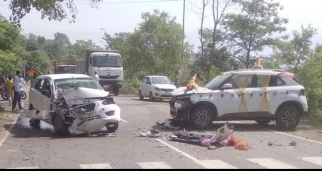 रस्म निभाने ससुराल जा रहे दूल्हे की कार की दूसरी गाड़ी से सामने की टक्कर