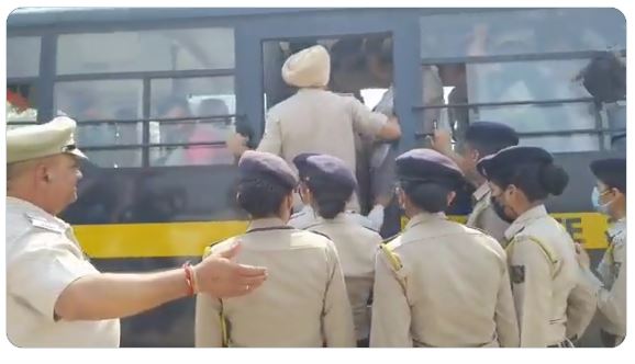 इंदौरा: मुख्यमंत्री काे काले झंडे दिखाने जा रहे युकां कार्यकर्ताओं को पुलिस ने किया गिरफ्तार