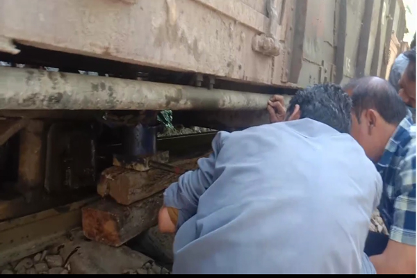 गाय को टक्कर मारने के बाद ट्रैक से