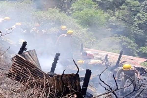 शिमला : आगजनी से कृष्णानगर में दो ढारे जलकर राख