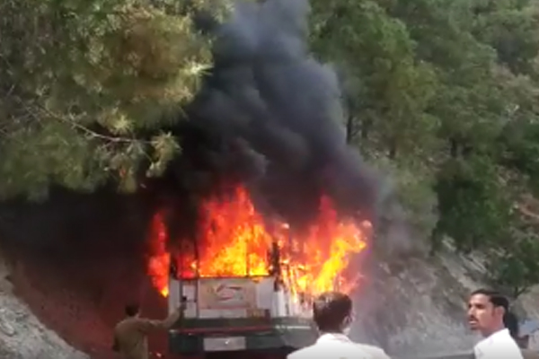 चंबा: सवारियों से भरी HRTC बस में अचानक भड़की आग, जलकर राख