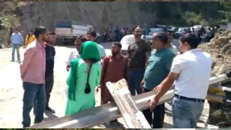 सोलन: सुबाथू के समीप गंबरपुल बना मौत का पुल, ग्रामीणों ने किया चक्का जाम