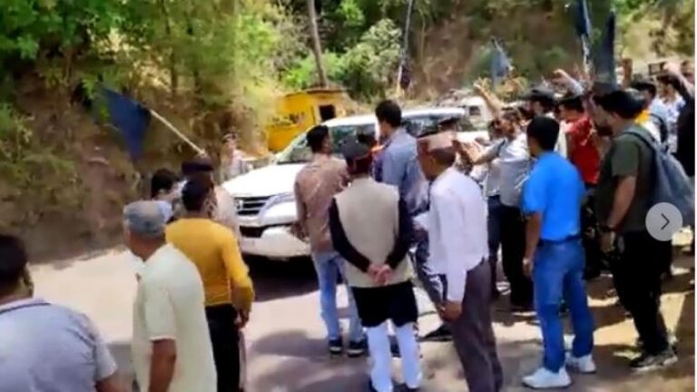 कसौली: स्वास्थ्य मंत्री राजीव सैज़ल को सवर्ण समाज ने दिखाए काले झंडे, गो बैक के लगे नारे