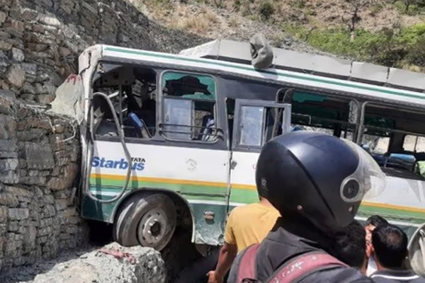 ब्रेकिंग ! अनियंत्रित होकर पहाड़ी से टकराई एचआरटीसी बस