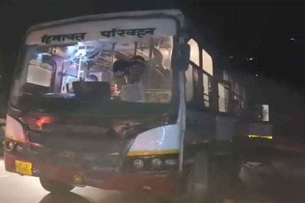 मासूम जिंदगियों से खेल रही HRTC, मनाली से हरिद्वार जा रही बस आधी रात को हांफी, यात्री घंटो परेशान