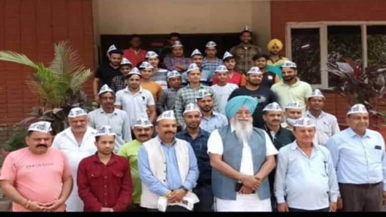 युवा इंटक के प्रदेश अध्यक्ष सहित दो दर्जन कार्यकर्ता आप में शामिल, कांग्रेस में VIP कल्चर से नाखुश