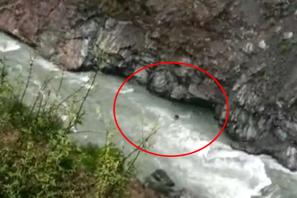 रावी नदी में कार गिरने से 3 की मौत, उल्लांसा गांव में एक साथ उठेंगी तीन जवान बेटों की अर्थियां