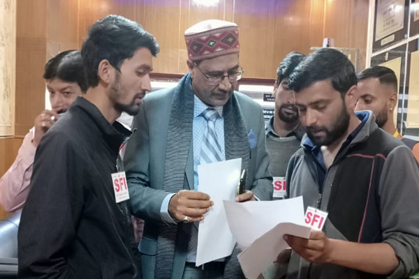 HPU में पीएचडी की सीटें बढ़ाने का प्रस्ताव प्रस्तुत कर रहा प्रशासन, लेकिन अपना रहा "पिक एंड चूज" की नीति.. SFI