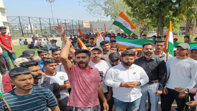 ऊना : सेना भर्ती की लिखित परीक्षा न होने से नाराज युवाओं ने किया प्रदर्शन