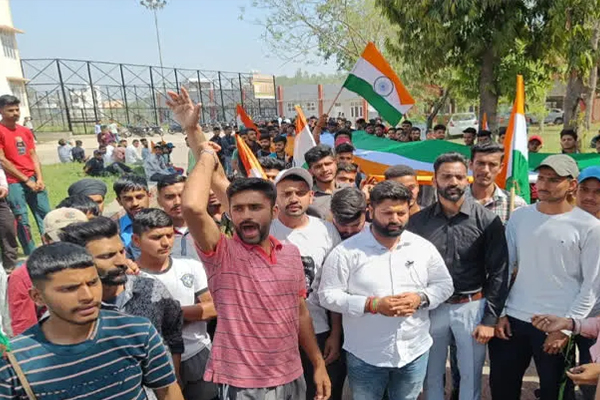 ऊना : सेना भर्ती की लिखित परीक्षा न होने से नाराज युवाओं ने किया प्रदर्शन