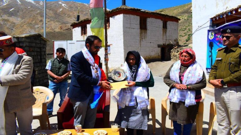 शहीद रिंगजिन दोरजे की पत्नी को एसएसएफ संस्था ने किया सम्मानित