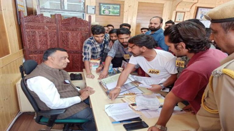 अखिल भारतीय विद्यार्थी परिषद हिमाचल प्रदेश विश्वविद्यालय इकाई ने आज दोपहर इकाई सचिव कमलेश ठाकुर की अगुवाई में अधिष्ठाता अध्ययन का घेराव किया गया | इकाई सचिव कमलेश ठाकुर ने विवि प्रशासन पर सवाल उठाते हुए कहा कि विवि प्रशासन द्वारा अपने लाड़लों को पीएचडी में प्रवेश दिलवाने हेतु जिस प्रकार की धांधली की जा रही है उस को विद्यार्थी परिषद कतई सहन नहीं करेगी | इकाई सचिव कमलेश ठाकुर ने पूरे मामले को विस्तार से बताते हुए कहा कि एमबीए आरडी पीएचडी एंट्रेंस का रिजल्ट 12 मार्च 2022 को आया और इसकी मेरिट लिस्ट 24 मार्च 2022 को आई थी लेकिन आज लगभग 42 दिन बीत जाने के बाद भी उनका फीस भरने का पोर्टल आज दिन तक नहीं खोला गया | लेकिन पिछले कल प्रशासन द्वारा एक नोटिफिकेशन जारी की गई जिसमें जिन विद्यार्थियों को पहली मेरिट लिस्ट में स्थान मिला था उन छात्रों को पिछले कल जारी की गई मेरिट लिस्ट में से बाहर निकाल दिया गया और उसमें अपने चहेतों को प्रवेश दे दिया | कमलेश ने कहा कि जो पहली लिस्ट प्रशासन द्वारा निकाली गई थी वो बिल्कुल दुरुस्त थी | उस लिस्ट में जो टॉपर छात्र थे वो SC केटेगरी से संबंध रखते थे, उनको विवि प्रशासन द्वारा जनरल ओपन केटेगरी में सीट में प्रवेश दिया गया था | अन्य SC केटेगरी के छात्र जिन्होंने यह एंट्रेंस क्वालीफाई किया था उन्हें SC केटेगरी में आरक्षित सीटों में प्रवेश दिया गया था | लेकिन पिछले कल प्रशासन द्वारा जारी की गई नोटिफिकेशन में SC वर्ग के लिए आरक्षित सीटों के लिए क्वालीफाई छात्रों को उस लिस्ट से बाहर निकाला जाता है और SC केटेगरी से ही सम्बंधित जनरल ओपन में टॉपर छात्रों को उस SC केटेगरी में आरक्षित सीटों में प्रवेश दिया जाता है और जनरल ओपन में अपने चहेतों को धोखाधड़ी से प्रवेश दे दिया जाता है | कमलेश ने विवि प्रशासन पर सवाल उठाते हुए कहा कि पीएचडी फीस पोर्टल इतने दिन न खोलने के पीछे का एकमात्र कारण अपने चहेतों को पीएचडी में प्रवेश करवाने का था | कमलेश ने विवि प्रशासन पर सवाल उठाते हुए कहा कि विद्यार्थी परिषद द्वारा पिछले महीने भी विवि प्रशासन को इस धांधली फीस पोर्टल खोलने में की जा रही लेट लतिफी कहीं न कहीं कुछ गड़बड़ी की ओर इशारा कर रही है. उन्होंने कहा कि इसमें हो रही देरी का एकमात्र कारण जो हाल फिलहाल में नज़र आ रहा है वो केवल मात्र एक विशेष छात्र संगठन के कार्यकर्त्ता को पीएचडी में एडमिशन करवाने का नज़र आ रहा है. विवि प्रशासन द्वारा अपने चहेतों का पीएचडी में एडमिशन करवाने के लिए आम छात्रों को तंग किया जा रहा है. कमलेश ने कहा कि आम छात्रों के साथ जो अन्याय विवि प्रशासन कर रहा है उसको विद्यार्थी परिषद बिलकुल भी सहन नहीं करेगी | उन्होंने विवि प्रशासन को चेतावनी देते हुए कहा कि अगर आने वाले 3 दिनों में यह फीस पोर्टल नहीं खोला गया तो आने वाले समय में विद्यार्थी परिषद उग्र से उग्र आंदोलन करेगी जिसके लिए केवल विवि प्रशासन जिम्मेवार रहेगा |