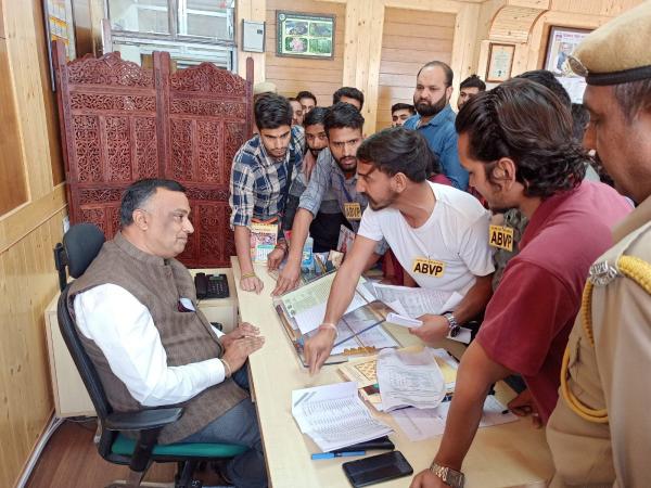 अखिल भारतीय विद्यार्थी परिषद हिमाचल प्रदेश विश्वविद्यालय इकाई ने आज दोपहर इकाई सचिव कमलेश ठाकुर की अगुवाई में अधिष्ठाता अध्ययन का घेराव किया गया | इकाई सचिव कमलेश ठाकुर ने विवि प्रशासन पर सवाल उठाते हुए कहा कि विवि प्रशासन द्वारा अपने लाड़लों को पीएचडी में प्रवेश दिलवाने हेतु जिस प्रकार की धांधली की जा रही है उस को विद्यार्थी परिषद कतई सहन नहीं करेगी | इकाई सचिव कमलेश ठाकुर ने पूरे मामले को विस्तार से बताते हुए कहा कि एमबीए आरडी पीएचडी एंट्रेंस का रिजल्ट 12 मार्च 2022 को आया और इसकी मेरिट लिस्ट 24 मार्च 2022 को आई थी लेकिन आज लगभग 42 दिन बीत जाने के बाद भी उनका फीस भरने का पोर्टल आज दिन तक नहीं खोला गया | लेकिन पिछले कल प्रशासन द्वारा एक नोटिफिकेशन जारी की गई जिसमें जिन विद्यार्थियों को पहली मेरिट लिस्ट में स्थान मिला था उन छात्रों को पिछले कल जारी की गई मेरिट लिस्ट में से बाहर निकाल दिया गया और उसमें अपने चहेतों को प्रवेश दे दिया | कमलेश ने कहा कि जो पहली लिस्ट प्रशासन द्वारा निकाली गई थी वो बिल्कुल दुरुस्त थी | उस लिस्ट में जो टॉपर छात्र थे वो SC केटेगरी से संबंध रखते थे, उनको विवि प्रशासन द्वारा जनरल ओपन केटेगरी में सीट में प्रवेश दिया गया था | अन्य SC केटेगरी के छात्र जिन्होंने यह एंट्रेंस क्वालीफाई किया था उन्हें SC केटेगरी में आरक्षित सीटों में प्रवेश दिया गया था | लेकिन पिछले कल प्रशासन द्वारा जारी की गई नोटिफिकेशन में SC वर्ग के लिए आरक्षित सीटों के लिए क्वालीफाई छात्रों को उस लिस्ट से बाहर निकाला जाता है और SC केटेगरी से ही सम्बंधित जनरल ओपन में टॉपर छात्रों को उस SC केटेगरी में आरक्षित सीटों में प्रवेश दिया जाता है और जनरल ओपन में अपने चहेतों को धोखाधड़ी से प्रवेश दे दिया जाता है | कमलेश ने विवि प्रशासन पर सवाल उठाते हुए कहा कि पीएचडी फीस पोर्टल इतने दिन न खोलने के पीछे का एकमात्र कारण अपने चहेतों को पीएचडी में प्रवेश करवाने का था | कमलेश ने विवि प्रशासन पर सवाल उठाते हुए कहा कि विद्यार्थी परिषद द्वारा पिछले महीने भी विवि प्रशासन को इस धांधली फीस पोर्टल खोलने में की जा रही लेट लतिफी कहीं न कहीं कुछ गड़बड़ी की ओर इशारा कर रही है. उन्होंने कहा कि इसमें हो रही देरी का एकमात्र कारण जो हाल फिलहाल में नज़र आ रहा है वो केवल मात्र एक विशेष छात्र संगठन के कार्यकर्त्ता को पीएचडी में एडमिशन करवाने का नज़र आ रहा है. विवि प्रशासन द्वारा अपने चहेतों का पीएचडी में एडमिशन करवाने के लिए आम छात्रों को तंग किया जा रहा है. कमलेश ने कहा कि आम छात्रों के साथ जो अन्याय विवि प्रशासन कर रहा है उसको विद्यार्थी परिषद बिलकुल भी सहन नहीं करेगी | उन्होंने विवि प्रशासन को चेतावनी देते हुए कहा कि अगर आने वाले 3 दिनों में यह फीस पोर्टल नहीं खोला गया तो आने वाले समय में विद्यार्थी परिषद उग्र से उग्र आंदोलन करेगी जिसके लिए केवल विवि प्रशासन जिम्मेवार रहेगा |