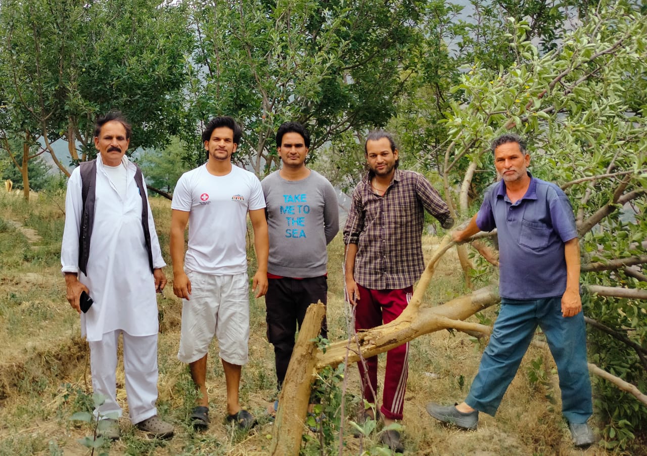 कुल्लू जिला के चकलोट गांव में आंधी तूफान से बागवानों का हुआ नुकसान