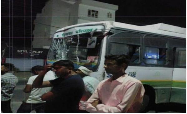 हरिद्वार से लौट रही एचआरटीसी बस को तेज रफ्तार ट्रक ने मारी टक्‍कर, चालक घायल