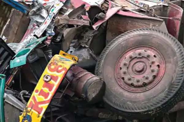 शिमला के ठियोग में खाई में गिरा ट्रक, हादसे में ड्राइवर कंडक्टर की मौत
