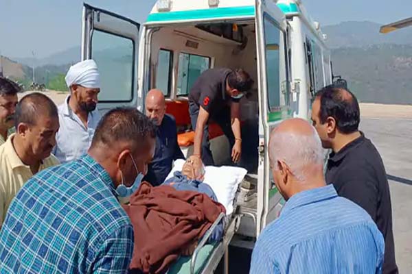 ब्रैन स्टोक के बाद मंडी अस्पताल में भर्ती पंडित सुखराम को मंडी से दिल्ली किया गया एयरलिफ्ट