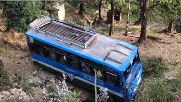 धर्मशाला के मैक्लोडगंज में गहरी खाई में गिरी निजी बस