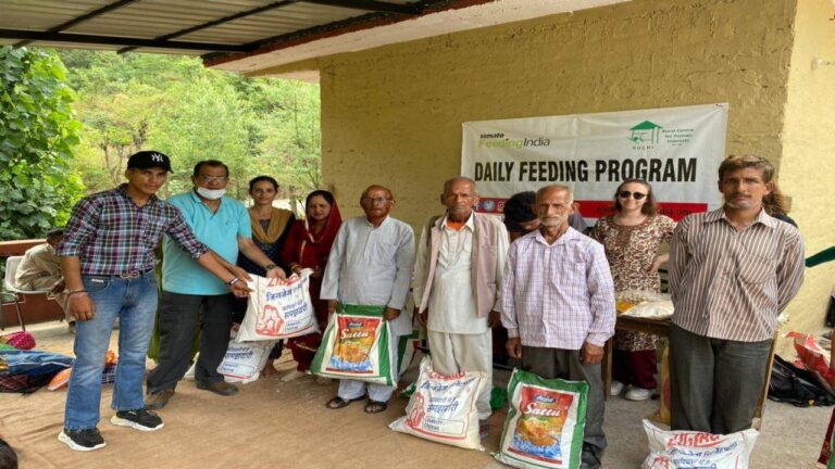 रुचि संस्था ने पांच पंचायतों के लोगों को वितरित की निशुल्क खाद्य पदार्थों की किटें