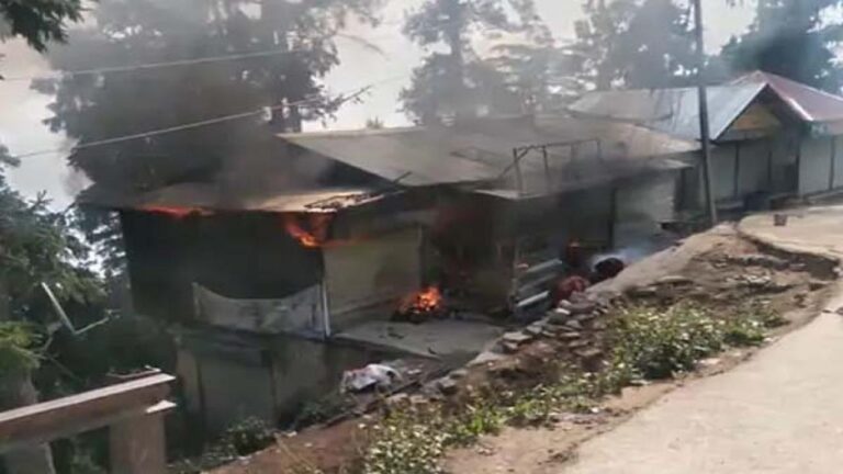 शिमला: सिलेंडर फटने से दुकानों में लगी आग, सारा सामान जलकर राख