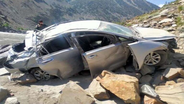 किन्नौर जा रहे पर्यटकों की इनोवा गाड़ी सतलुज नदी में गिरी, 1 की मौत, 2 घायल