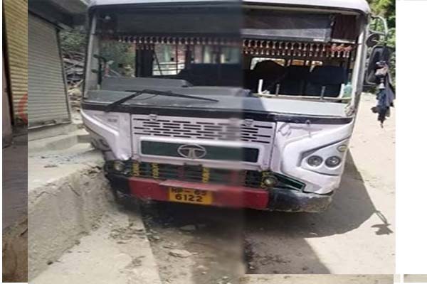 मंडी: छतरी के समीप HRTC बस की हुई ब्रेक फेल,चालक की सूझबूझ से टला बड़ा सड़क हादसा