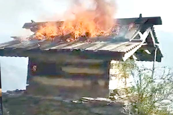 नेरवा के छिनोग में देवता शिरगुल का मंदिर जलकर राख