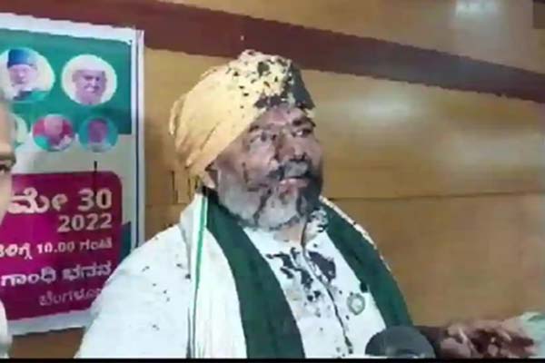 किसान नेता राकेश टिकैत पर फेंकी गई स्याही, सभा में खूब चले लात-घूंसे...देखें